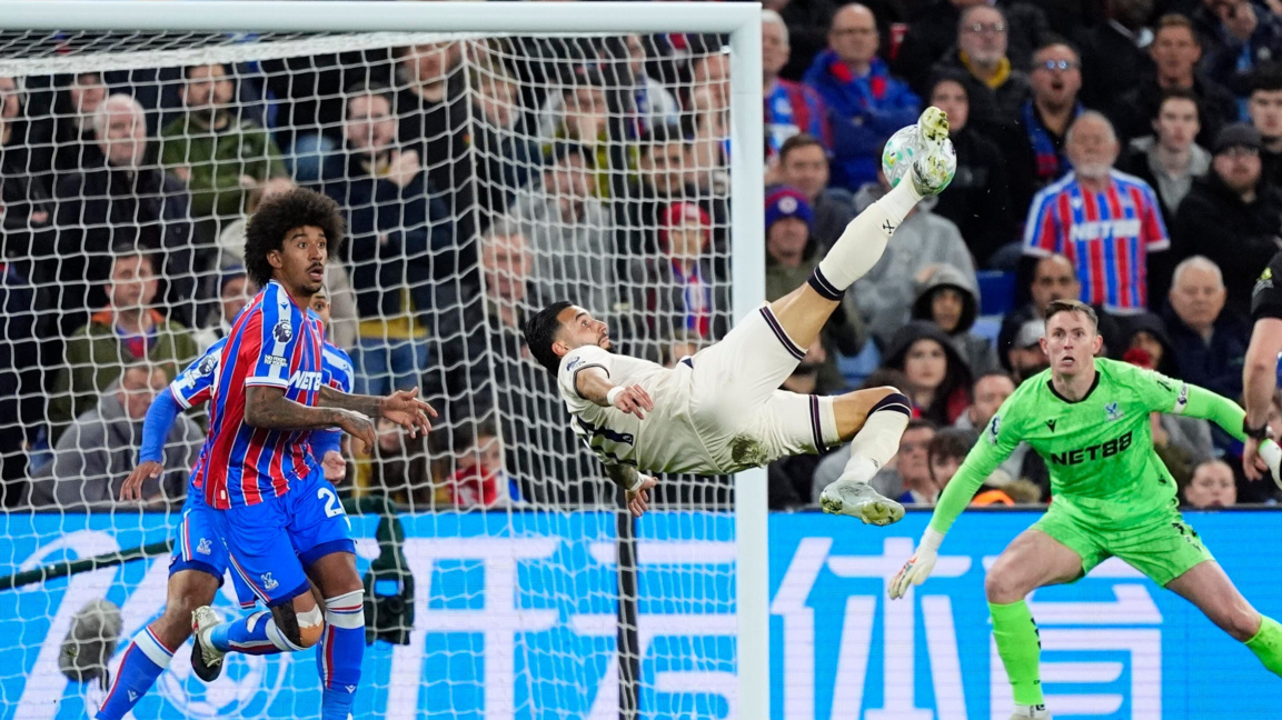 Кастеянос от Уест Хем пробва ножичен удар срещу Кристъл Палас.