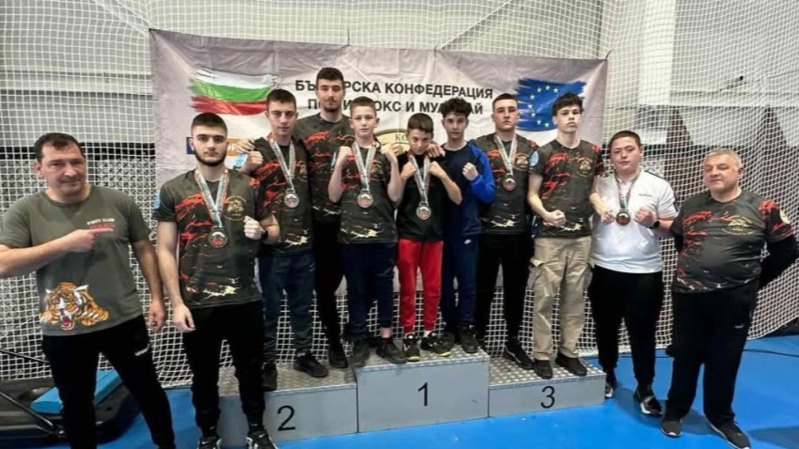 Бойци и треньори от клуб "Хара"