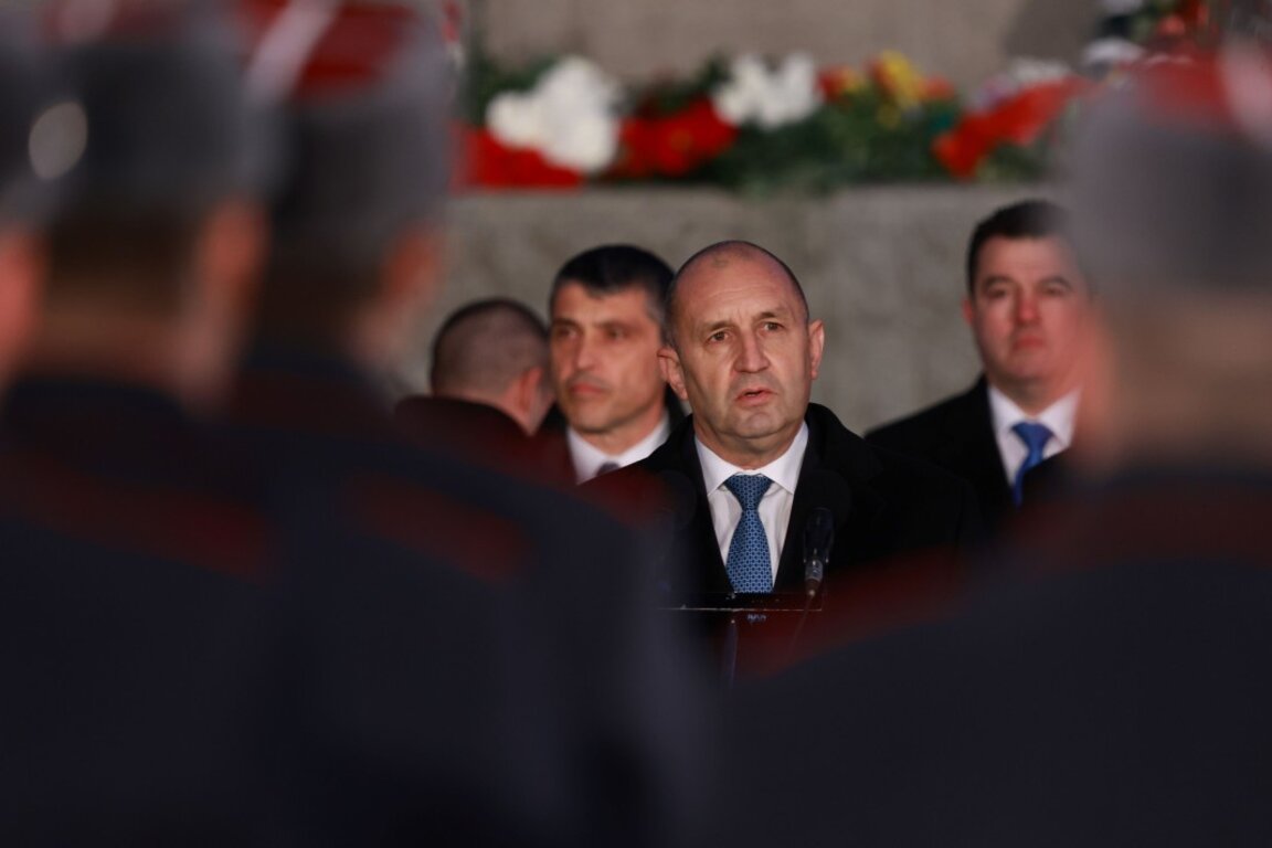 Le président dénonce la destruction des monuments du passé...