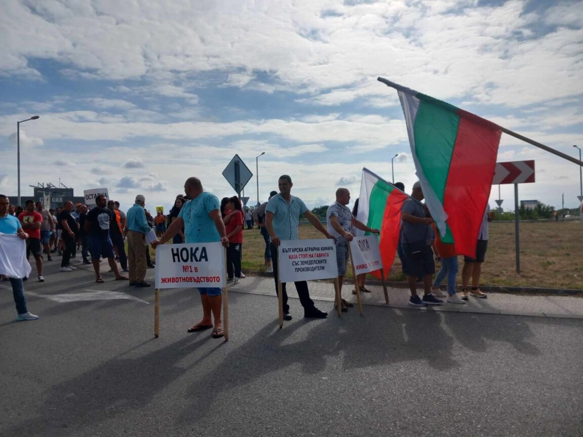 Протестът на фермерите блокира 4 пътни възела в региона