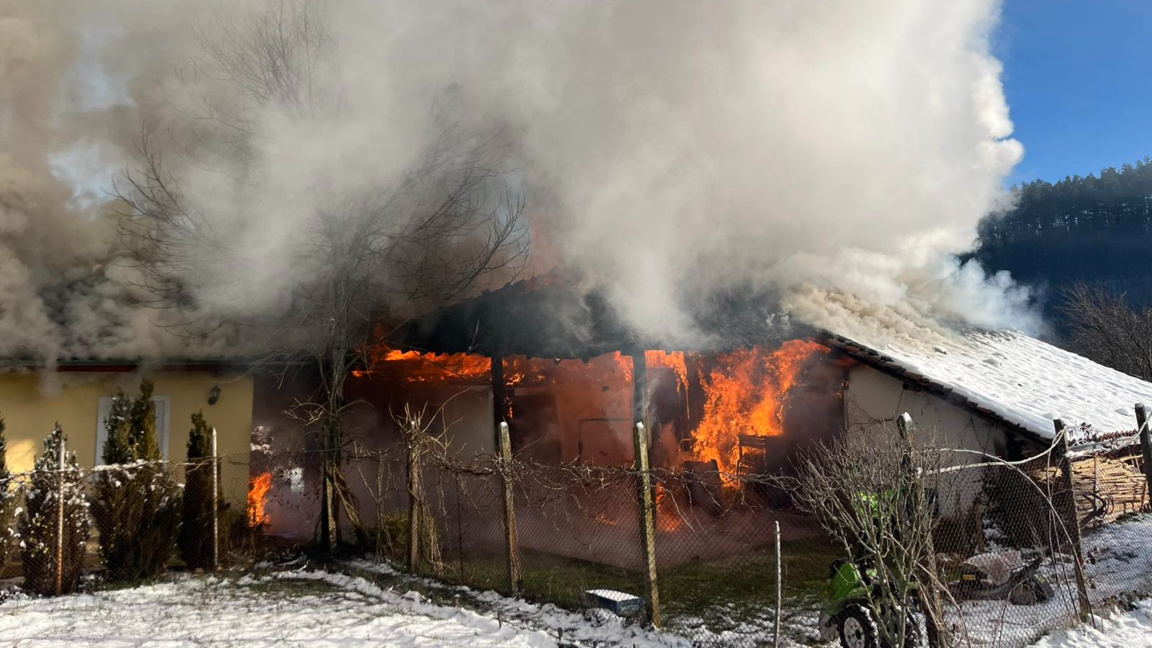 Овладяха пожар в село Стара река, причинен от късо съединение