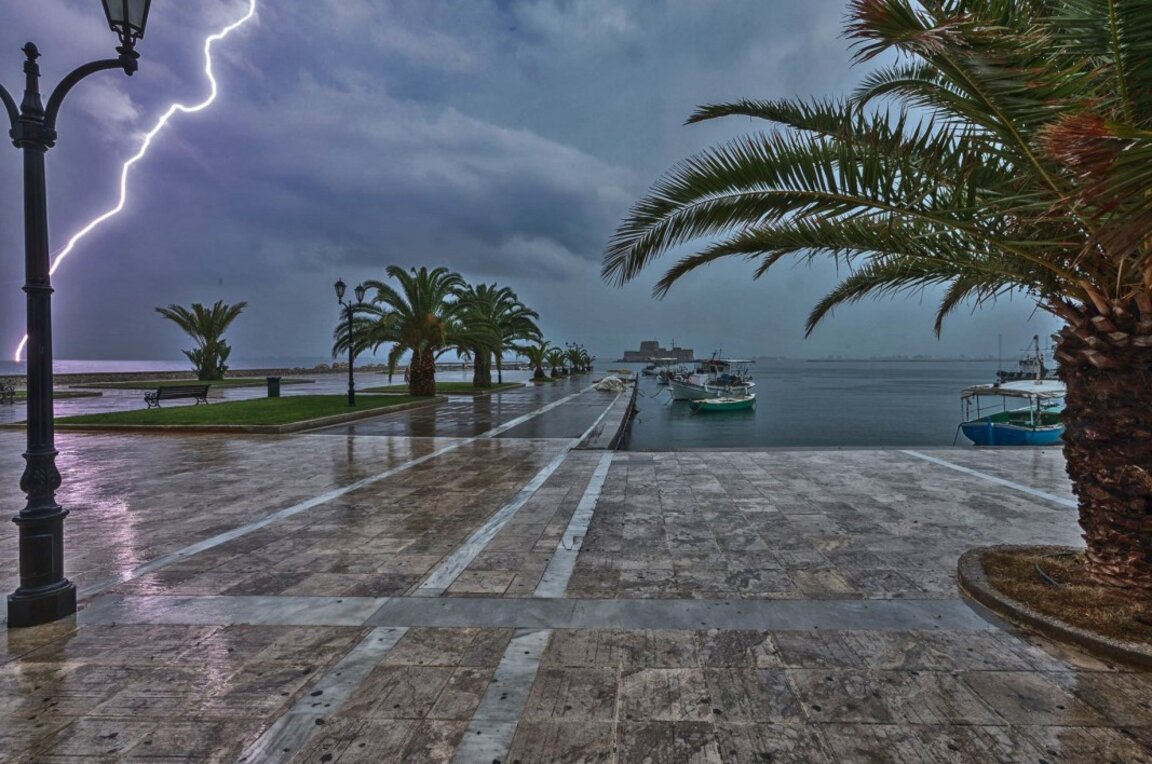 Силни дъждове и морски бури в Гърция. Спряха част от фериботите