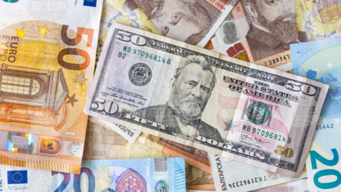 Еврото леко поевтинява спрямо долара