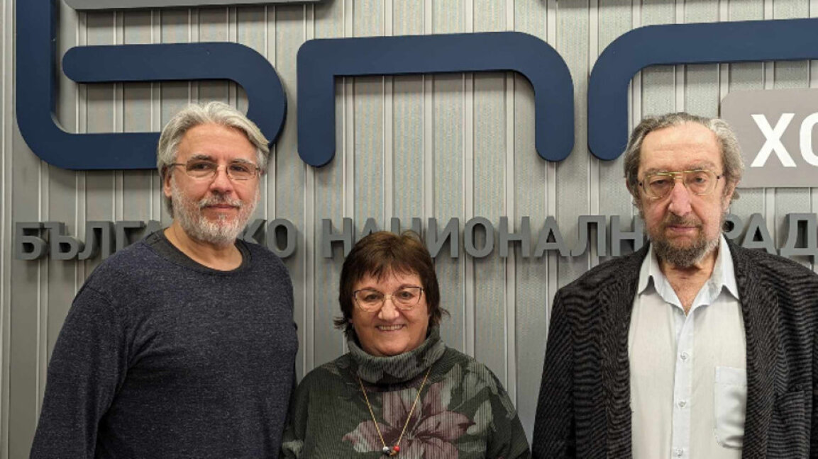 Политологът проф. Милена Стефанова (в средата), (вдясно) социологът Юлий Павлов и (вляво) проф. Росен Стоянов, политолог