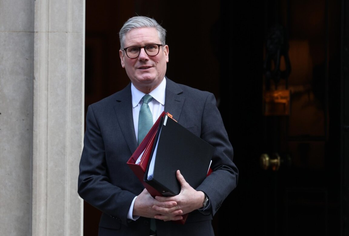 Киър Стармър се отправя от Даунинг стрийт 10 към парламента в Лондон  за седмичната сесия с въпроси към министър-председателя, 5 март 2025 г.