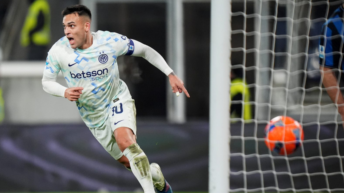 Лаутаро Мартинес току-що е вкарал топката във вратата на Аталанта.