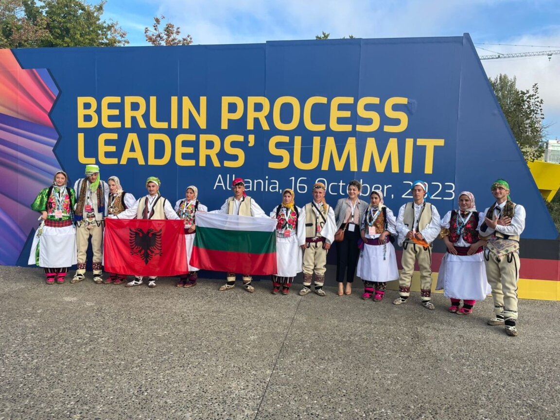 Ngjyra dhe emocione përcollën pakicat kombëtare në Shqipëri