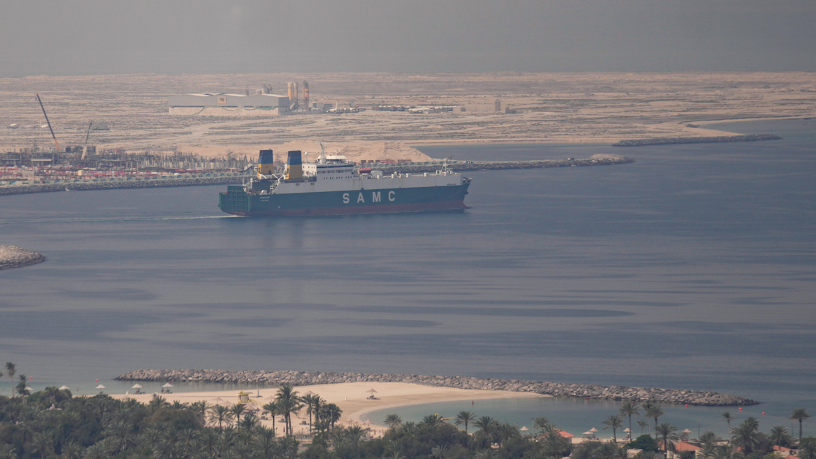 Товарен кораб напуска пристанището на Дубай, Обединени арабски емирства, 15 март 2026 г.