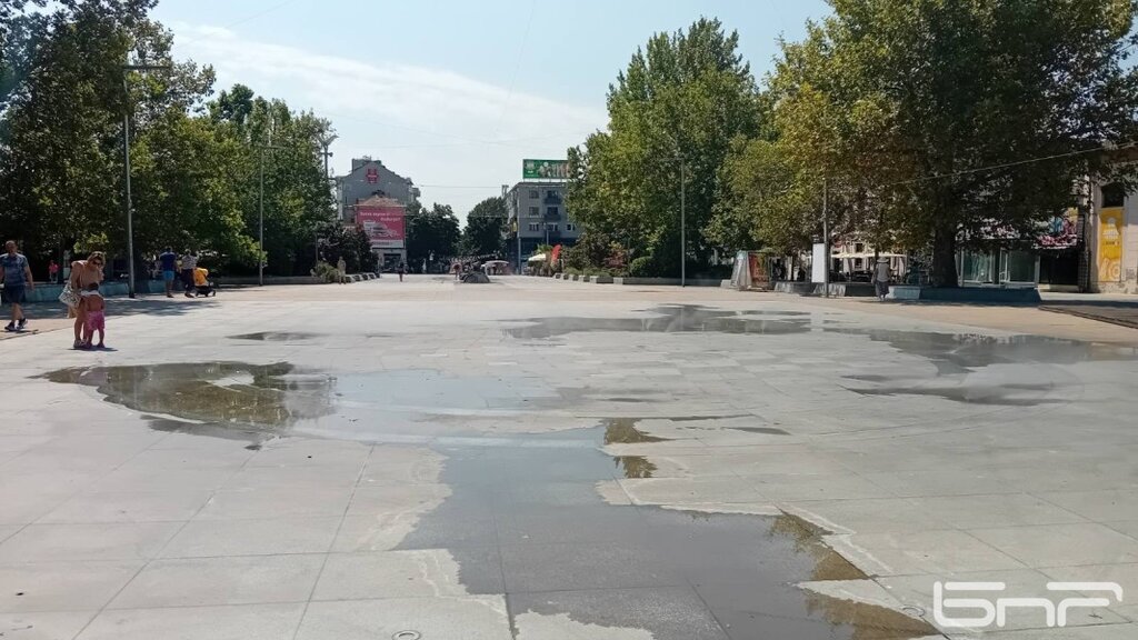 Чисти ли се и колко често площад "Тройката"?