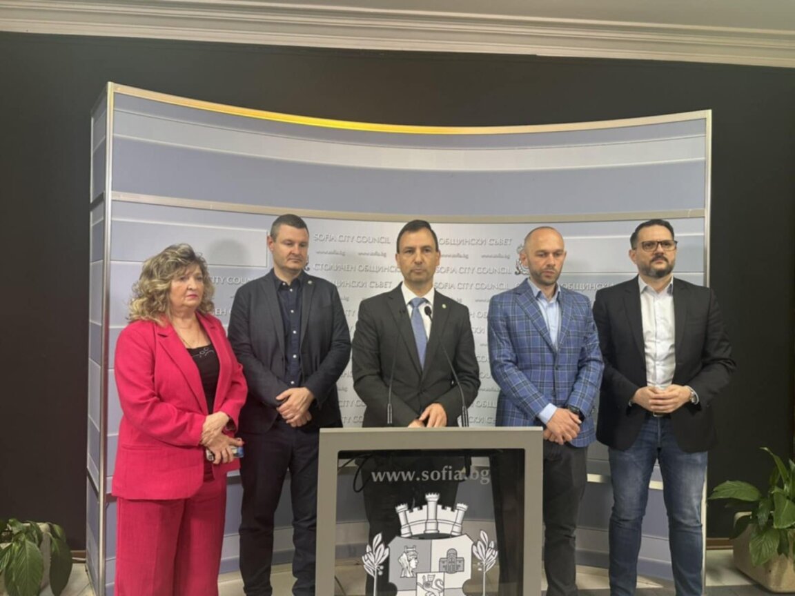 Съветникът от ПП-ДБ и зам.-председател на СОС Бойко Димитров (в средата)