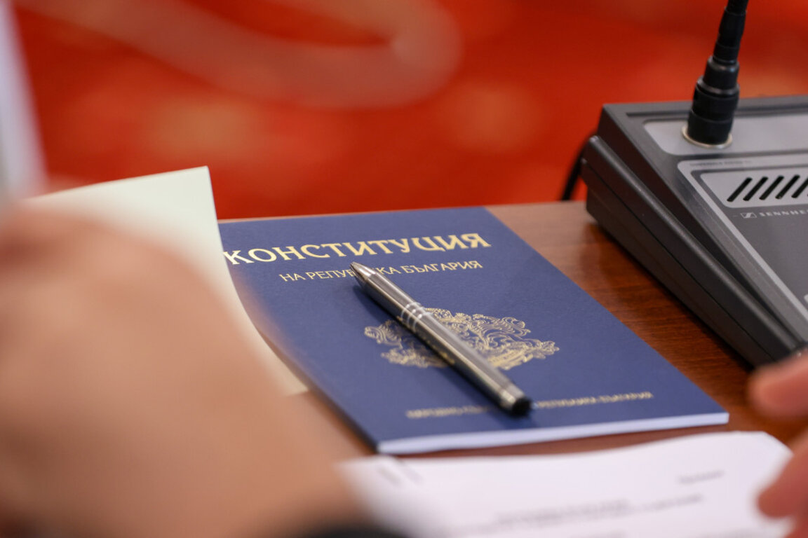 Дебатите за промените в Конституцията няма да се предават по БНТ и БНР