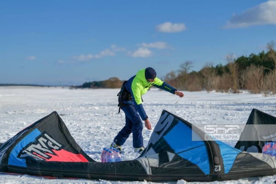 Sfidând elementele - kitesurfing pe pajiștile înzăpezite din Bulgaria