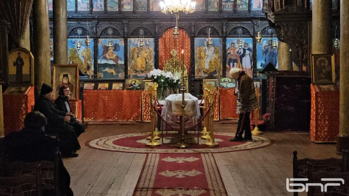 Стотици миряни се прощават със сливенския митрополит Йоаникий
