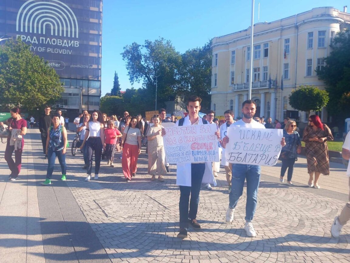 Студентите по медицина излизат на протестно шествие по Главната