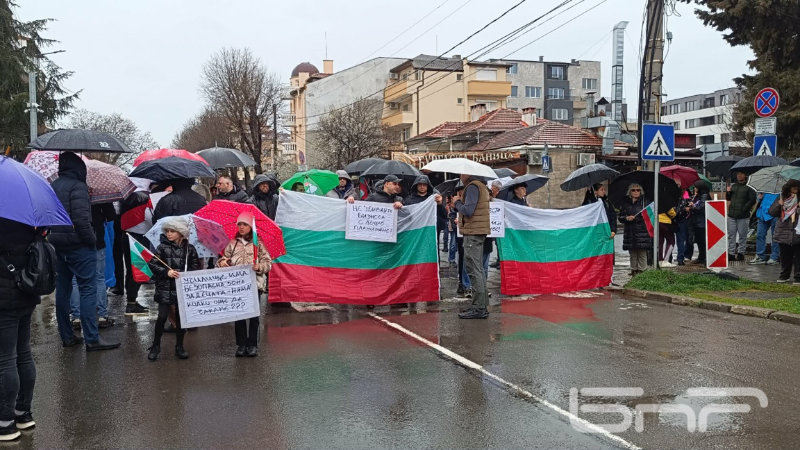 Граждански протест блокира главната улица в кв. Сарафово