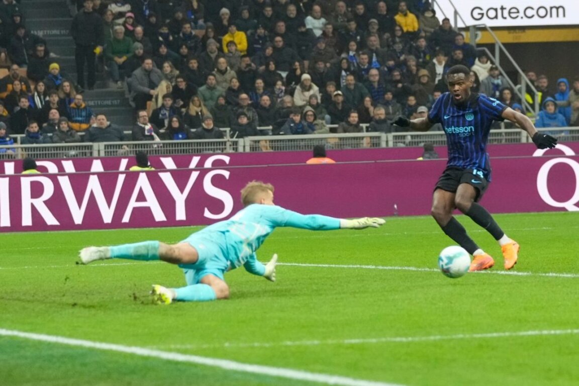 Французинът Бони вкарва втория гол за Интер срещу Лацио.