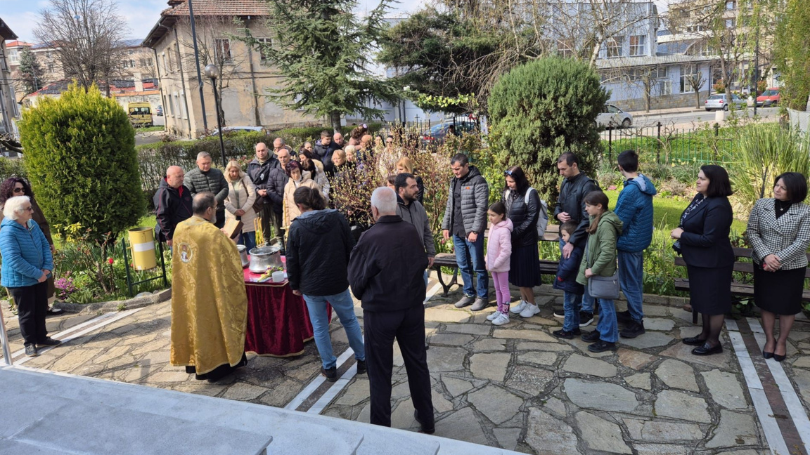Водосвет за Великден събра десетки в храма в Момчилград