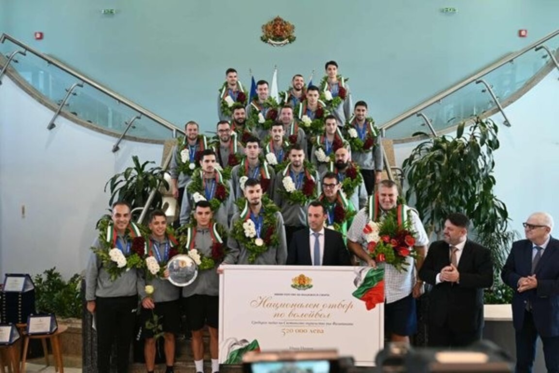 С лаврови венци волейболните ни герои бяха посрещнати на родна земя