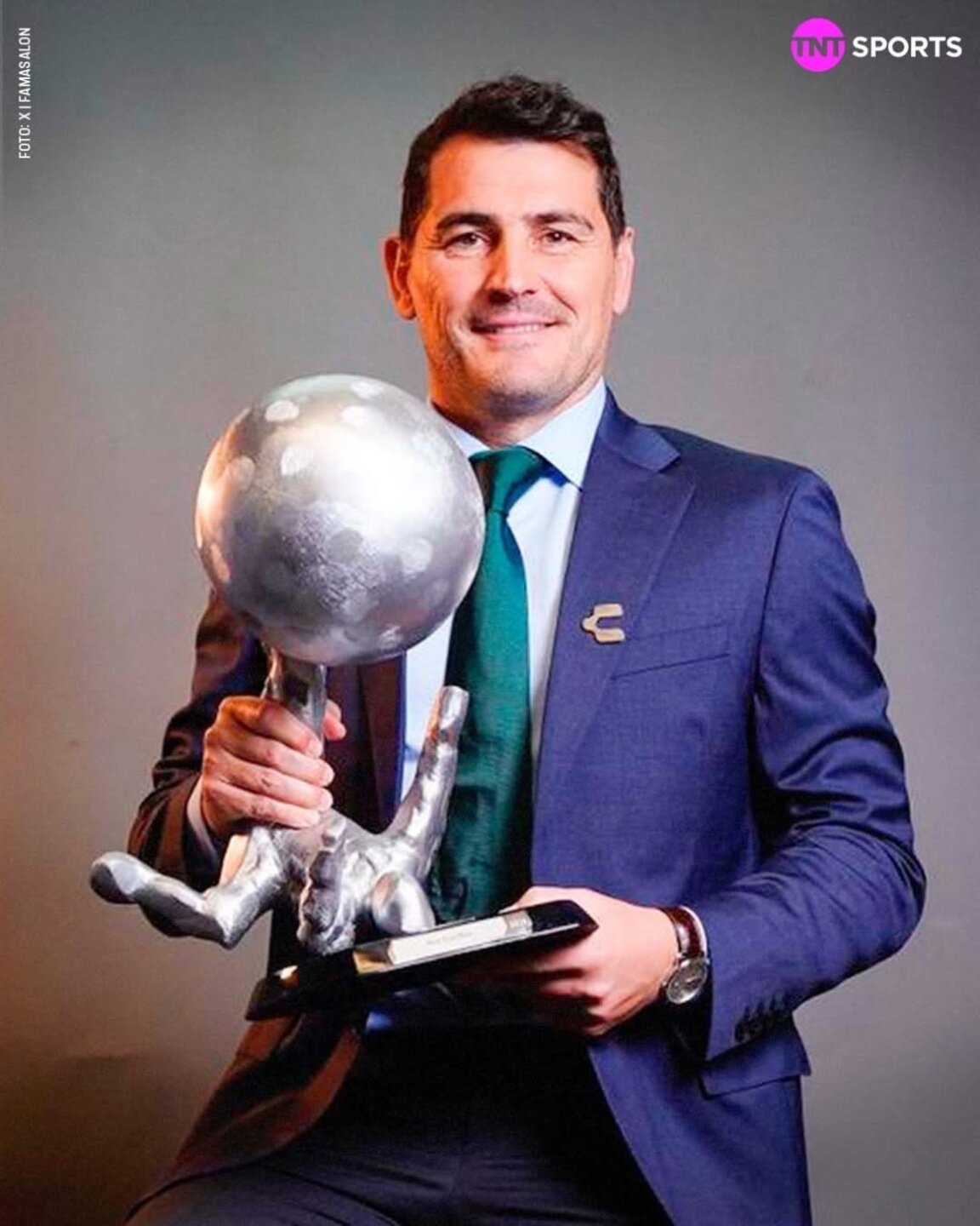 Икер Касияс с наградата си.