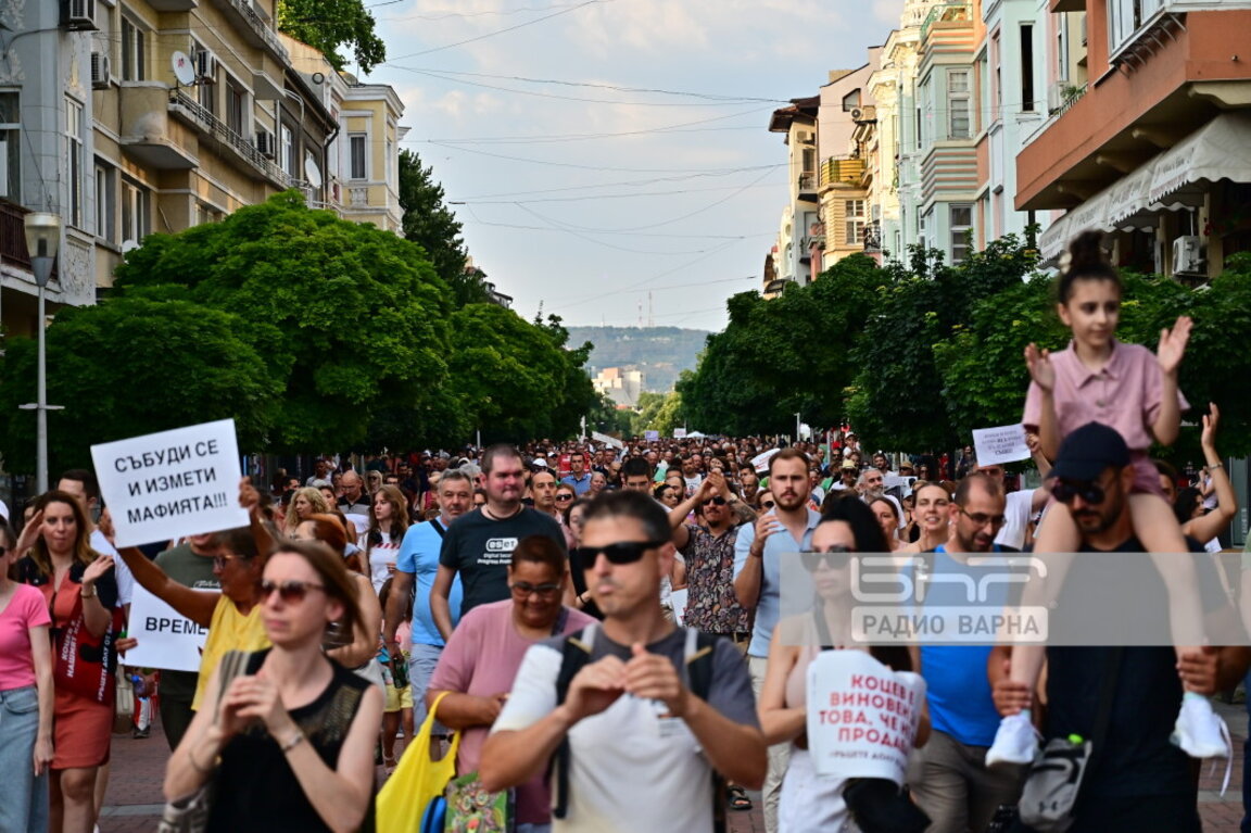 Във Варна протестират в подкрепа на кмета Благомир Коцев (СНИМКИ и ВИДЕО)