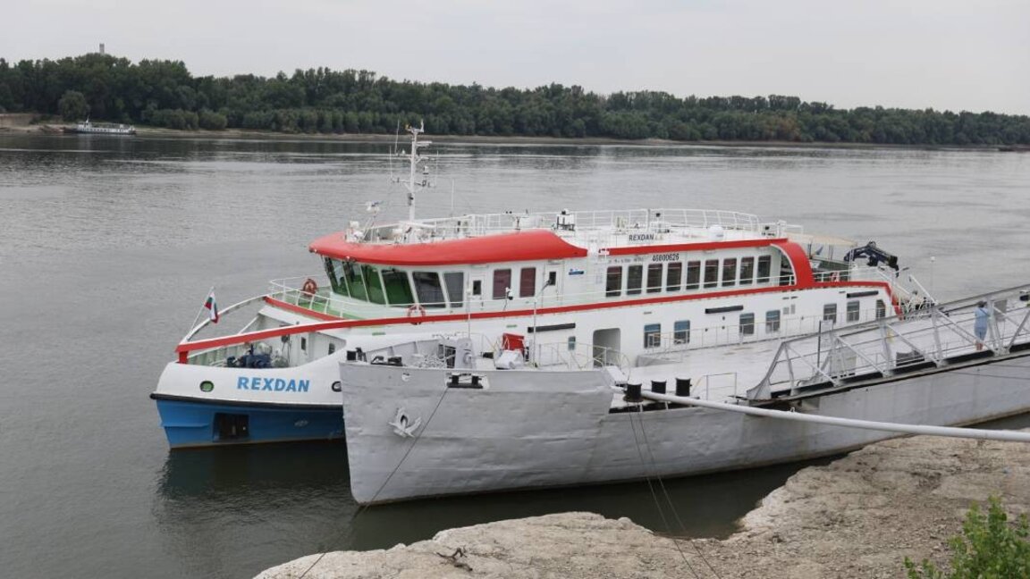 Румънски кораб, проучващ чистотата на Дунав, акостира край Русе