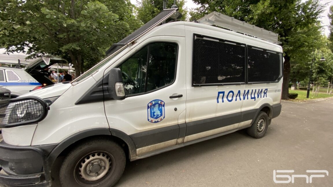 Охранител е задържан за нападение над посетител в Морската градина