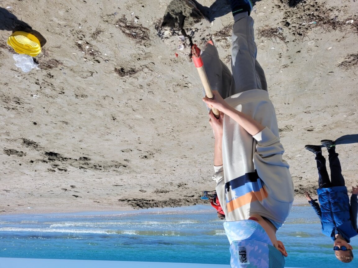 Плажната ивица на Поморие е почистена от мазутните петна