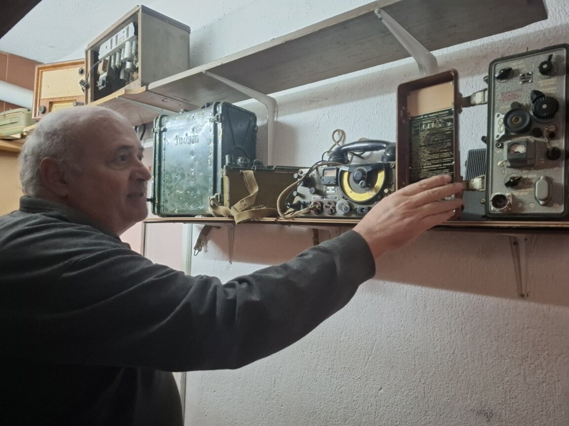 Стогодишен радиоприемник има в колекцията си Атанас Шишманов от Ивайловград