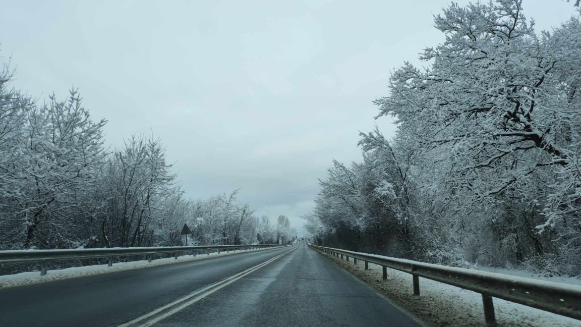 Усложнена е пътната обстановка в Североизточна България