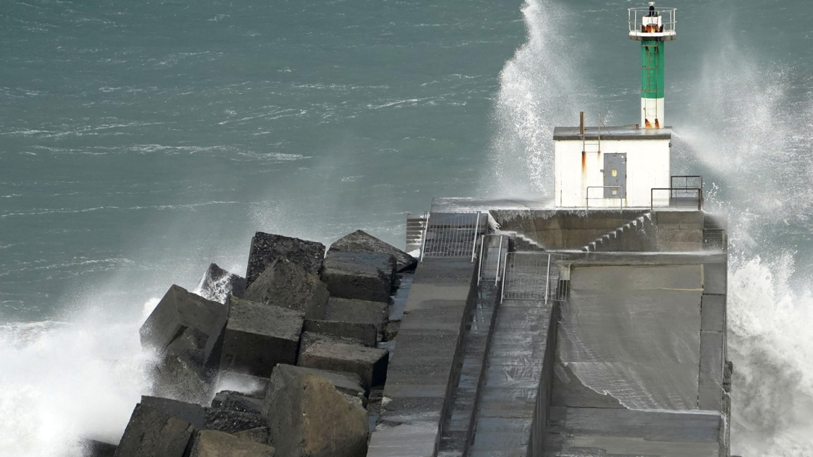 Вълни блъскат вълнолом в Испания по време на бурята Ингрид