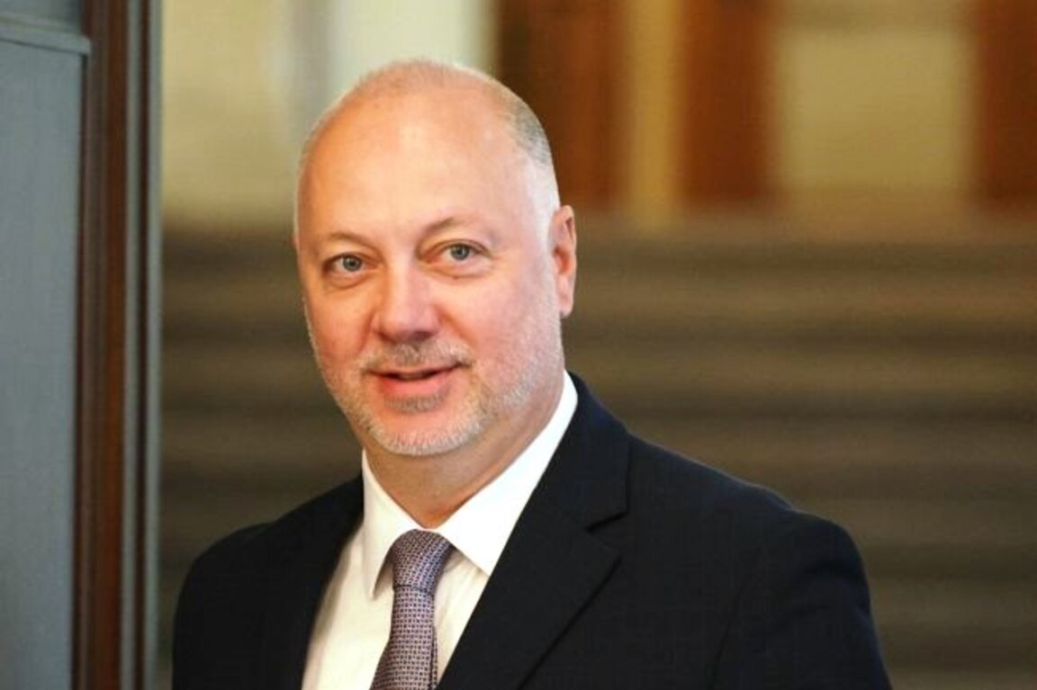 Премиерът проверява в авиобаза "Крумово" готовността за гасене на пожари
