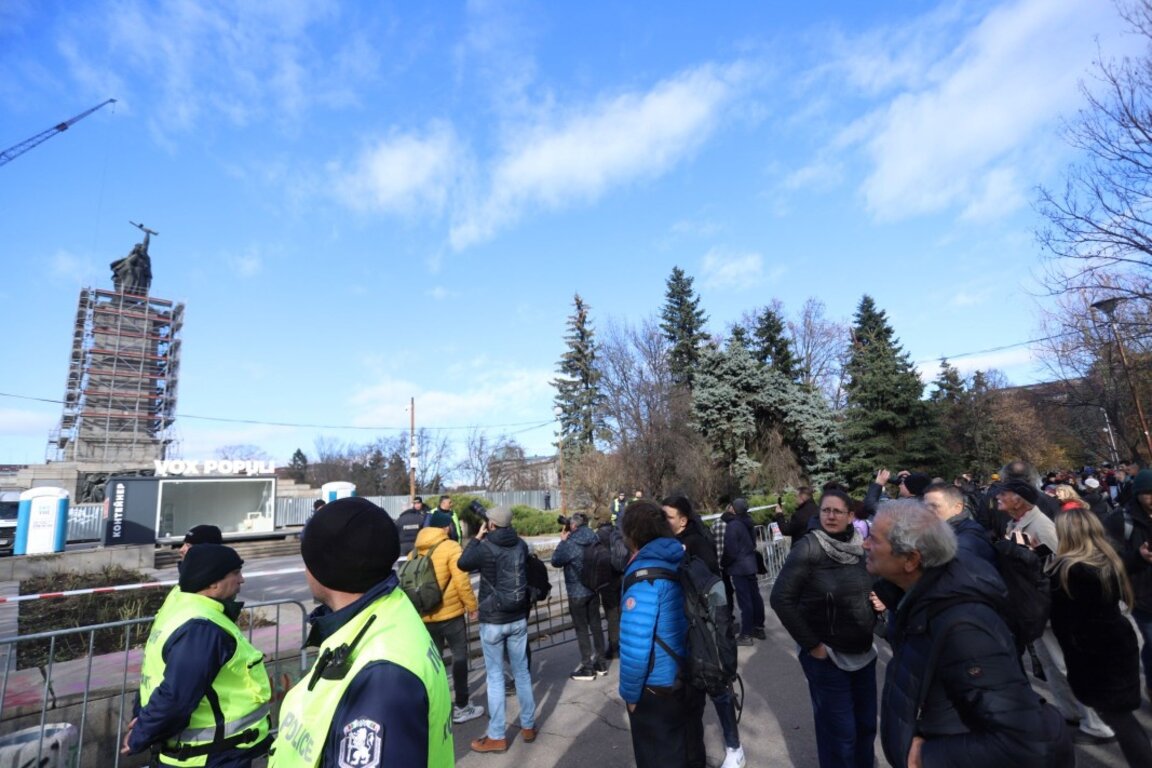 Все още няма демонтирани елементи от Паметника на съветската армия