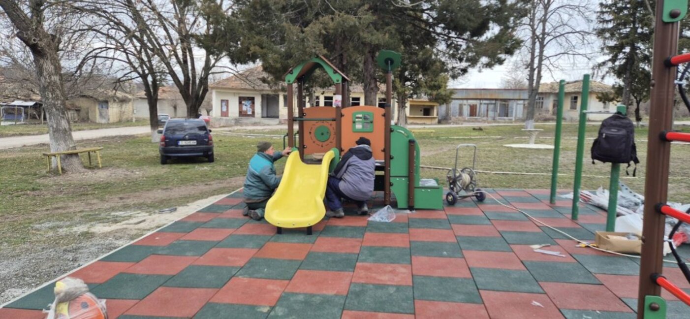 Ремонтират детска площадка