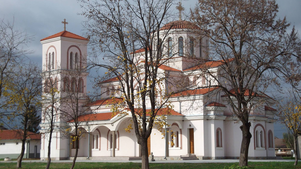 Разбиха и ограбиха новата църква в Стряма