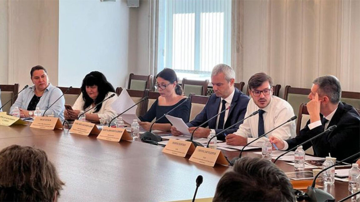 От Националния младежки форум запознаха депутати с 12 предлагани от тях неотложни мерки