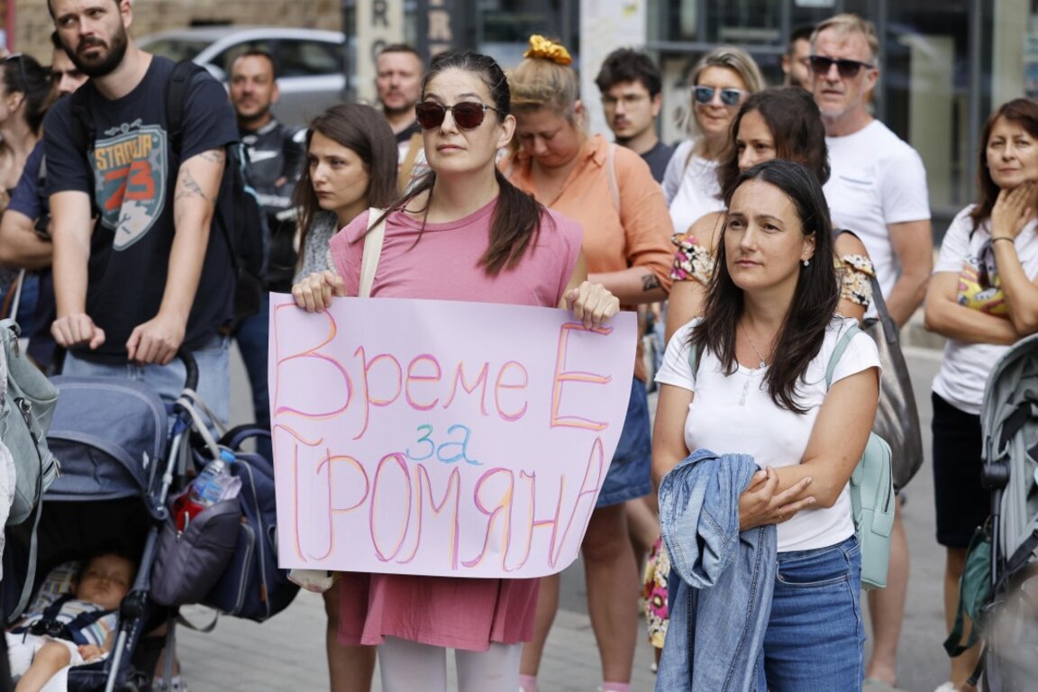 Протест и контрапротест пред болница "Майчин дом" при засилено полицейско присъствие