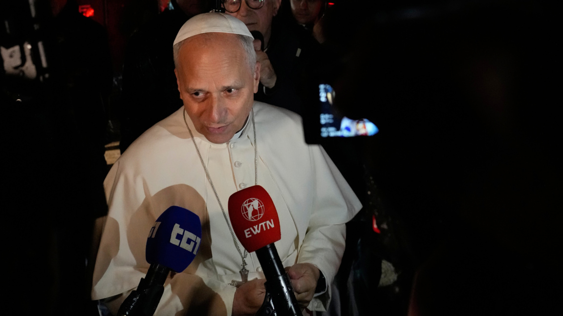 Папа Лъв Четиринадесети говори пред журналисти пред папската резиденция Кастел Гандолфо във Ватикана, 23 декември 2025 г.