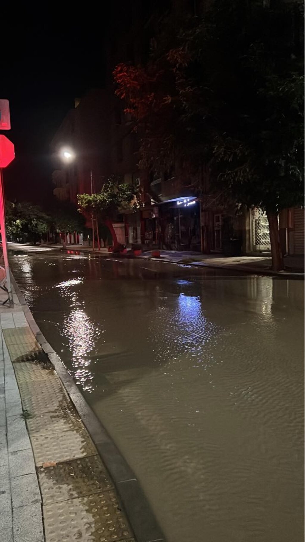 Спукан водопровод превърна част от ул. "Пере Тошев" в езеро