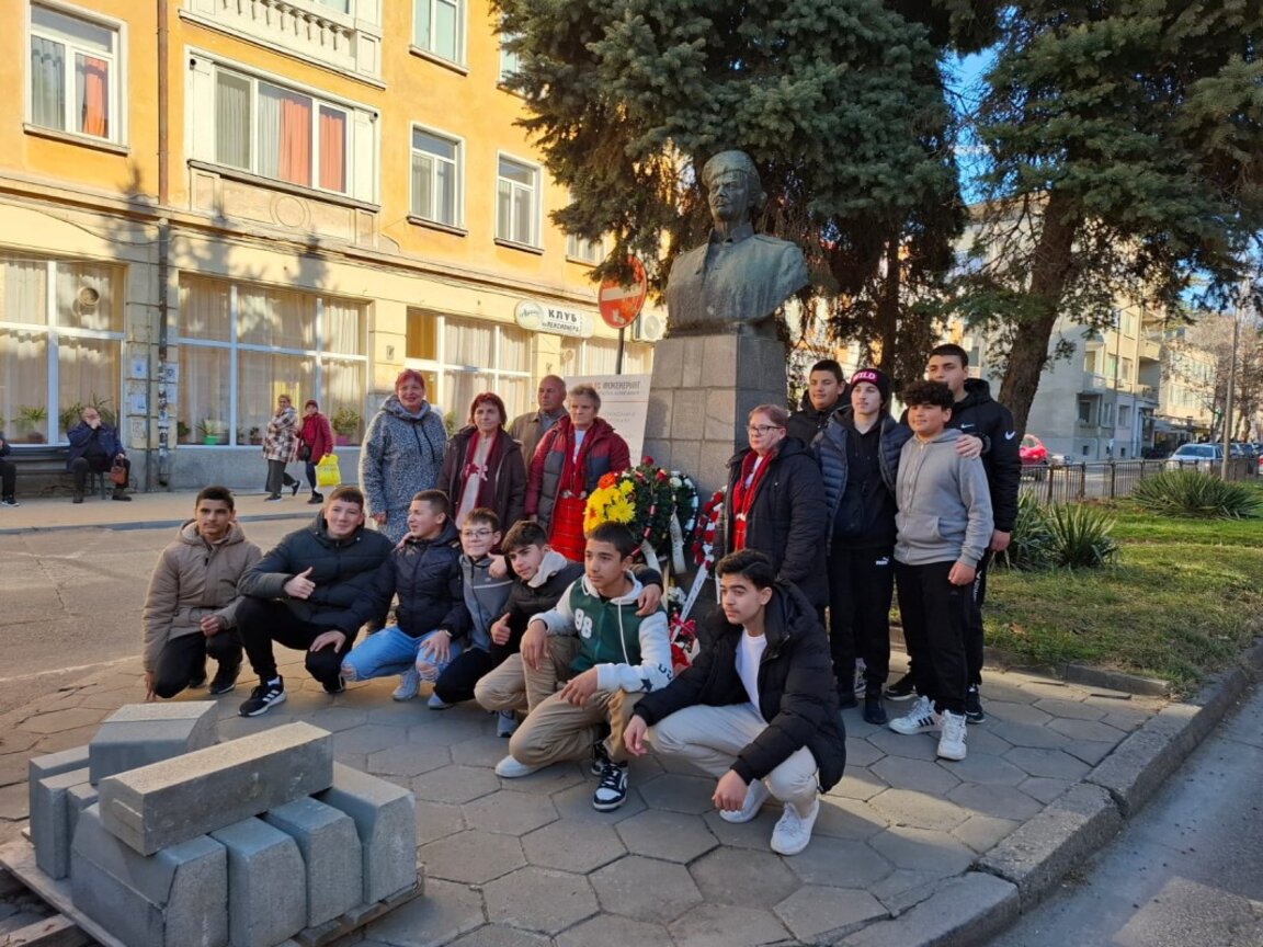 От ПГЕЕ "Капитан Петко войвода" в Кърджали  почетоха своя патрон