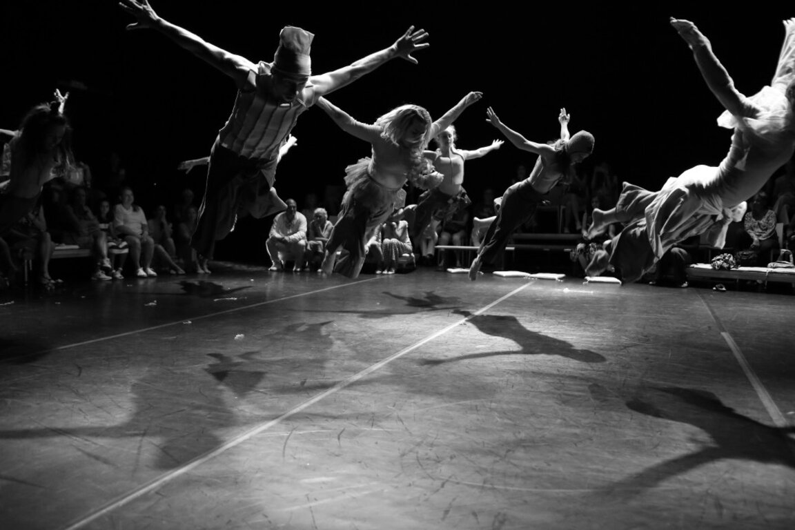ДЮН представя танцовия спектакъл "Небе Земя" в Дома на НХК