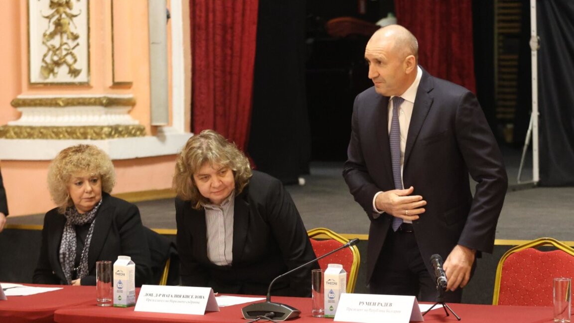 Президентът Румен Радев и председателката на Народното събрание Наталия Киселова (в средата) взеха участие в дискусията "Оттук накъде със съдебната власт?“