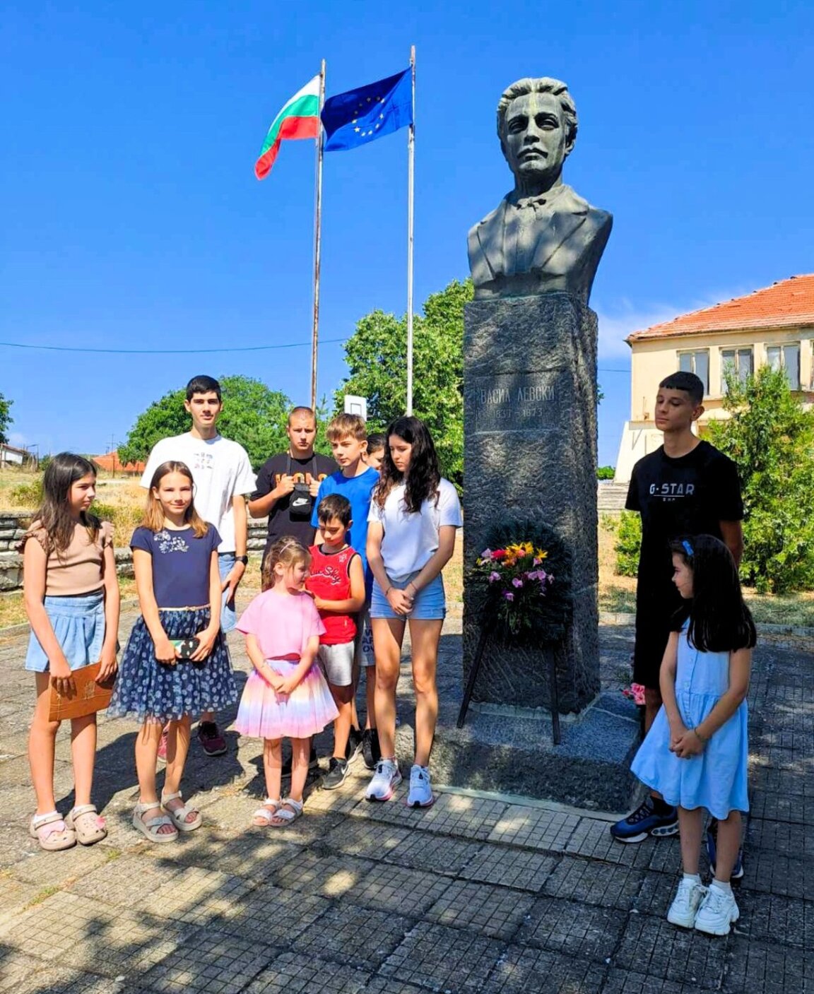 Деца почетоха Васил Левски в село Пчеларово