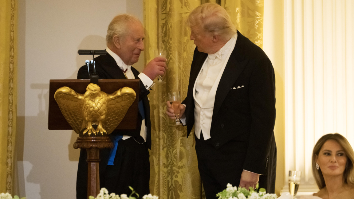Чарлз III и Доналд Тръмп вдигат тост по време на държавна вечеря в Белия дом, 28 април 2026 г.