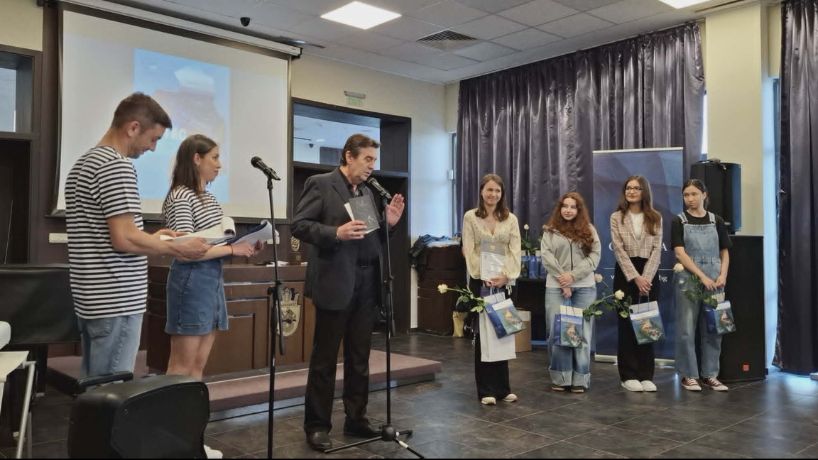 Елица Янева от Ямбол с голямата награда от Националния конкурс "Петя Дубарова"