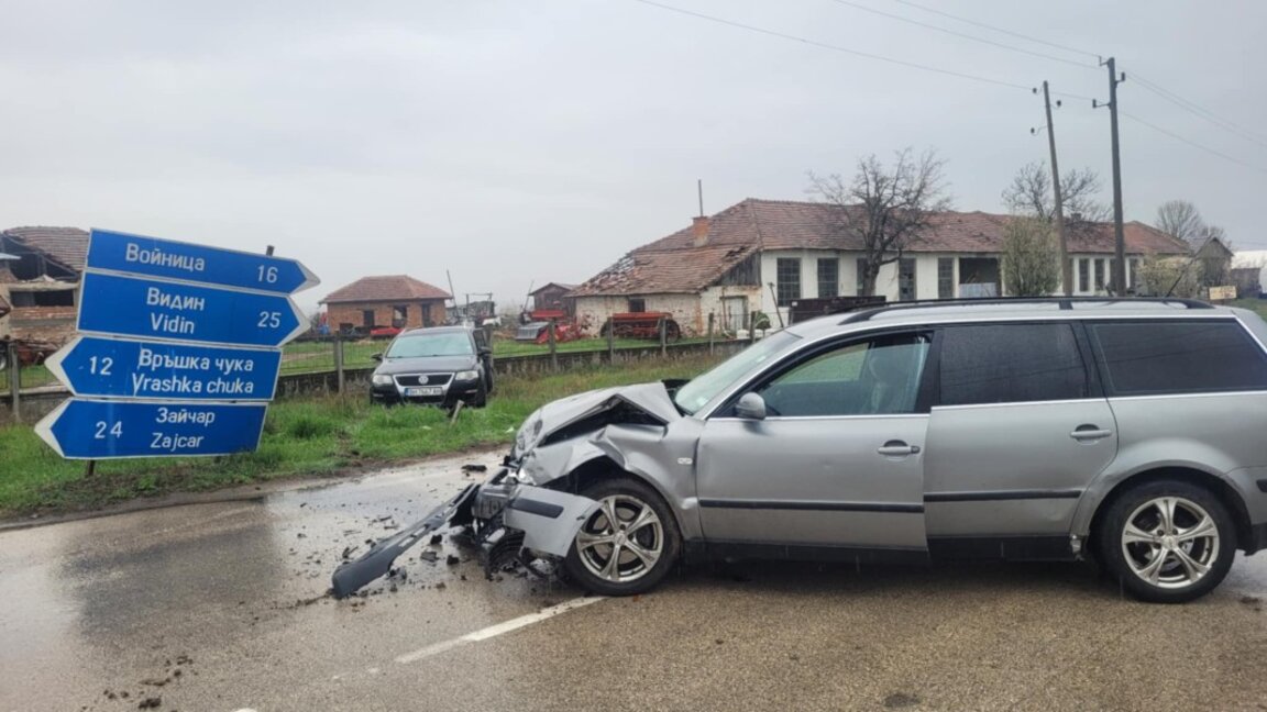 Двама са ранени при катастрофа край Кула