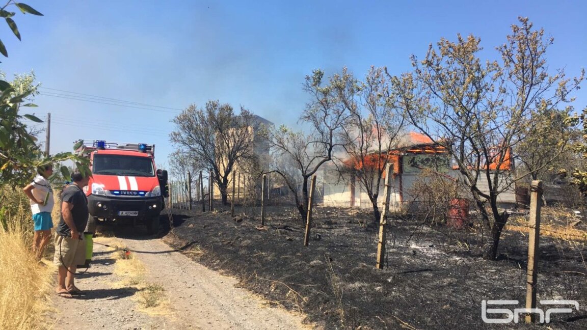Пожарът в района на "Острица 2" край Банево унищожи над 30 постройки (снимки)