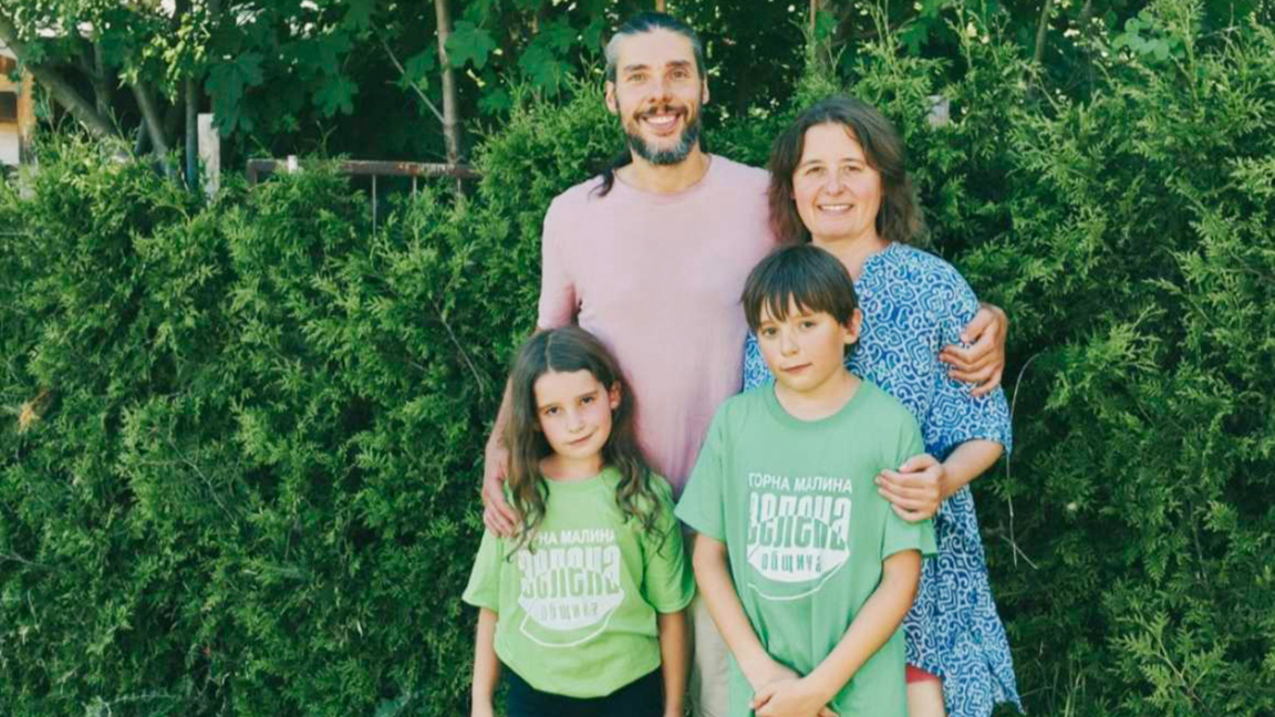 Pjetri, gruaja e tij Joanna dhe dy fëmijët e tyre - Marti dhe Maja