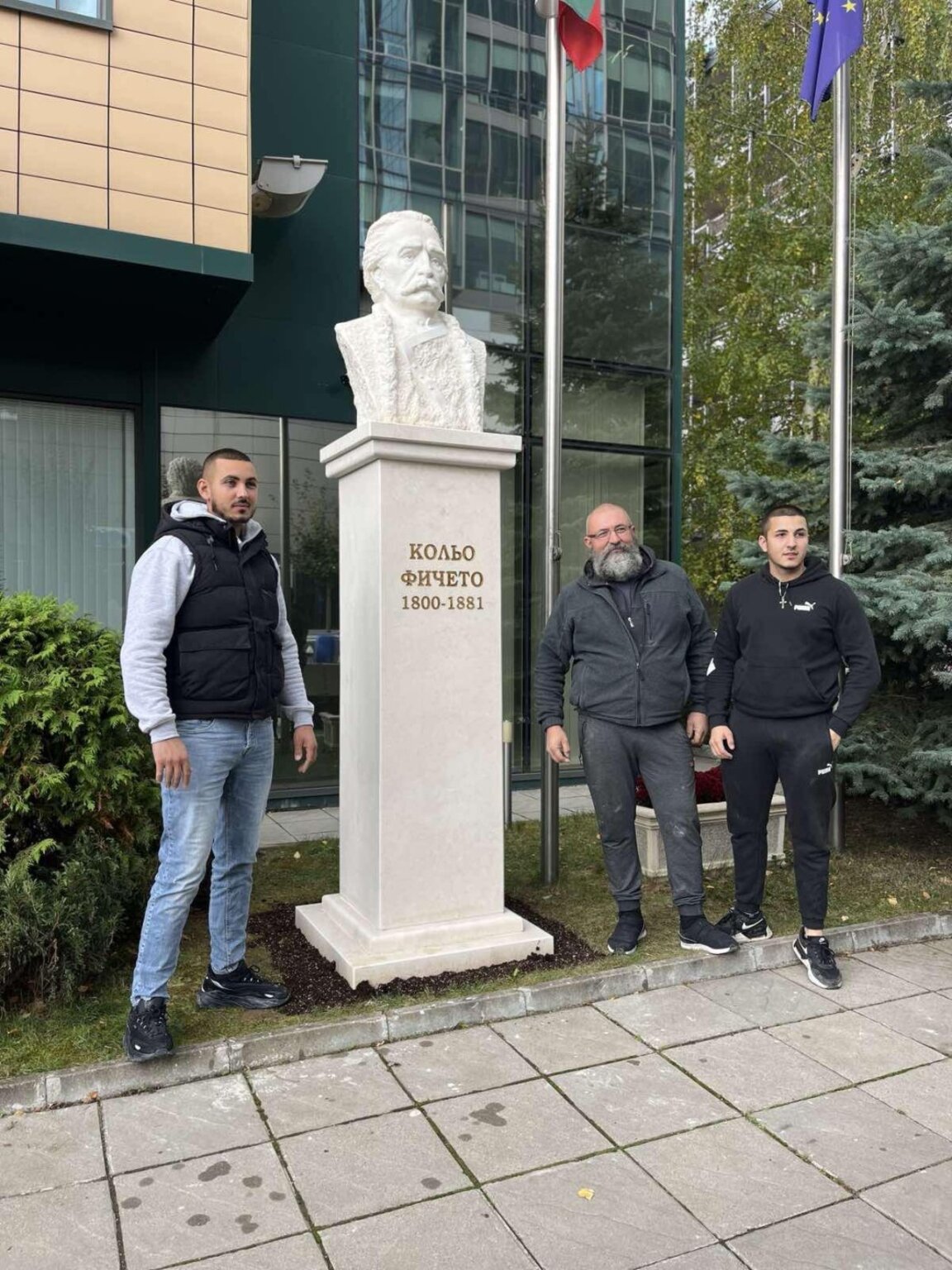 Млад врачанин извая бюст-паметник на Кольо Фичето