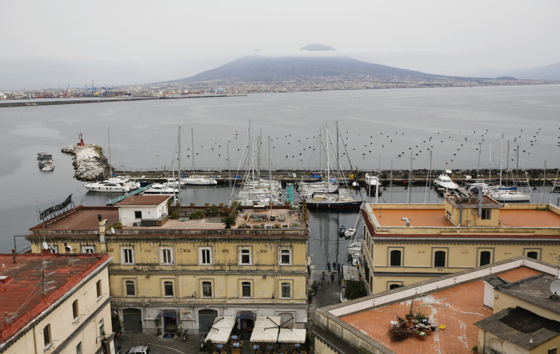 Изглед към Неаполския залив и вулкана Везувий.