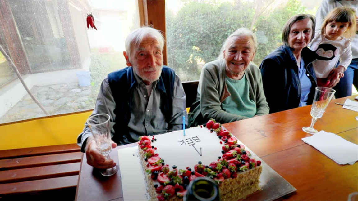 Лина Кривошиева показва възрастта като привилегия и тегоба в България